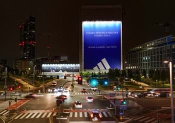 ‘Uomini forti, destini forti’ scritto in tedesco: una maxi-affissione adidas alta 50 metri per supportare gli Azzurri al debutto a EURO 2024