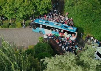 L’Italia sbarca in Germania, a Dortmund una calda accoglienza per gli Azzurri: l’arco d’acqua dei Vigili del Fuoco e tante bandiere tricolori