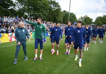 Italia, quanto amore dai tifosi Azzurri! Freestyler, musica e cori per tutti, poi il primo allenamento per la squadra di Spalletti a Iserlohn