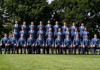 Giacca blu due bottoni, pantaloni dritti in denim e camicia azzurra. Ecco la nuova divisa formale della Nazionale firmata Emporio Armani
