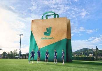 Quando gli Azzurri giocano, Deliveroo scende in campo. Il fake out of home realizzato a Coverciano con la Nazionale