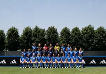 Azzurre al campo ‘Gianluca Vialli’ per la foto ufficiale. In serata il volo per la Svizzera: inizia l’avventura a EURO 2025